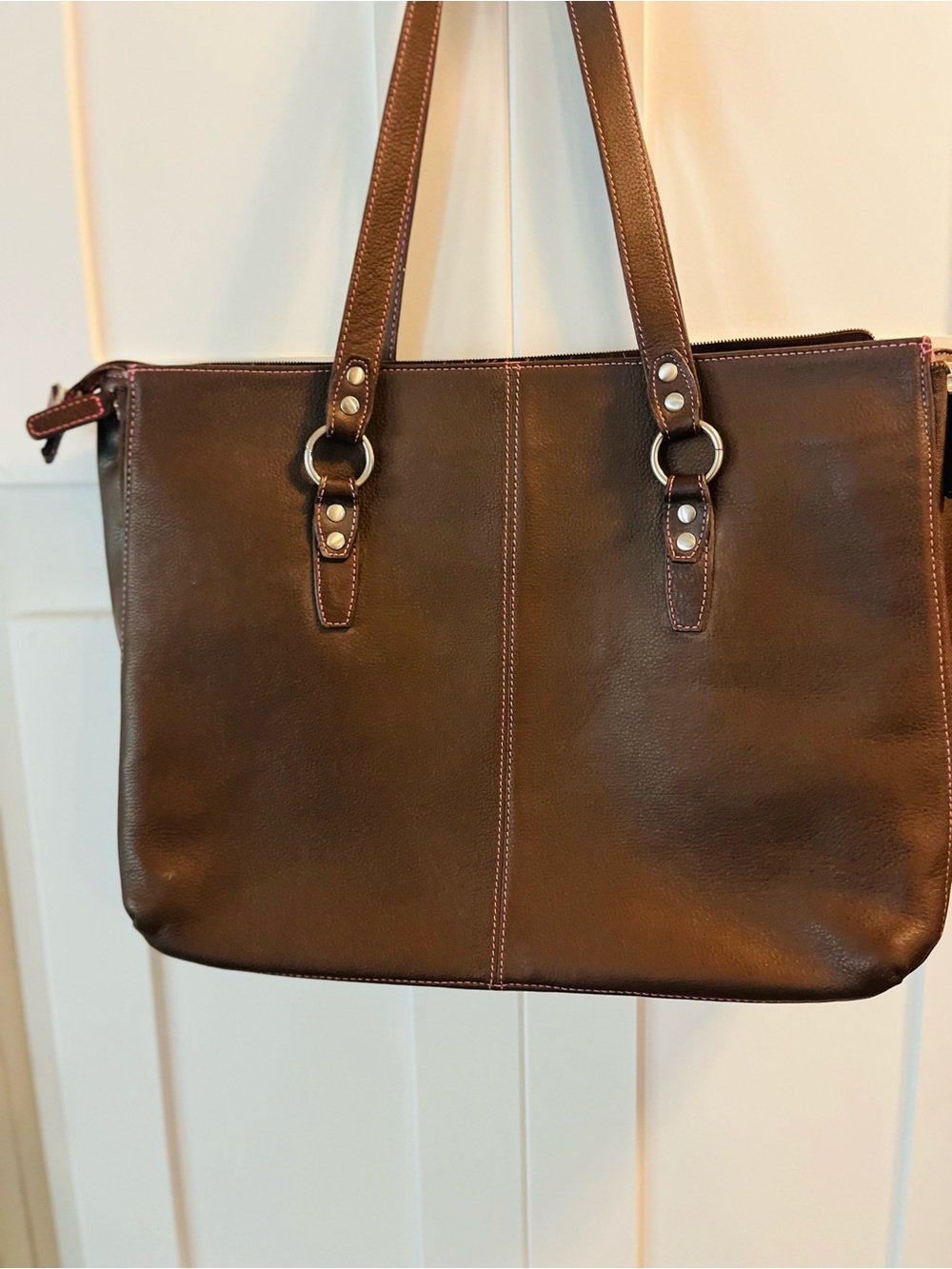 Buxton Brown Leather Shoulder Bag with Pink ID Tag - Picture 1 of 9